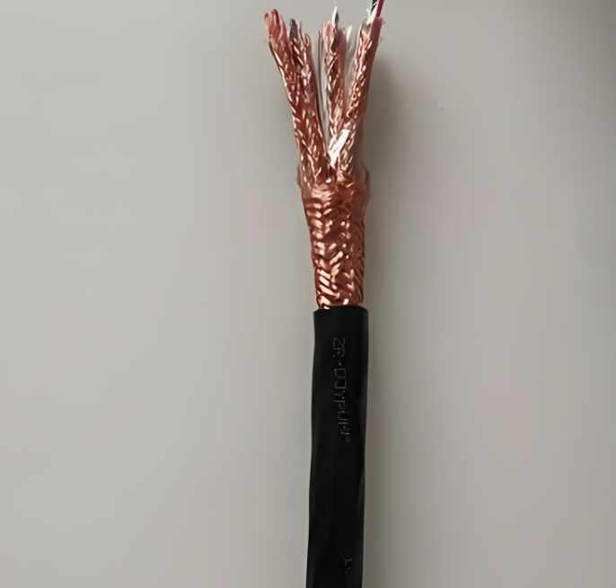 電纜作為電力傳輸?shù)难}，其性能直接影響到整個系統(tǒng)的可靠性.jpg